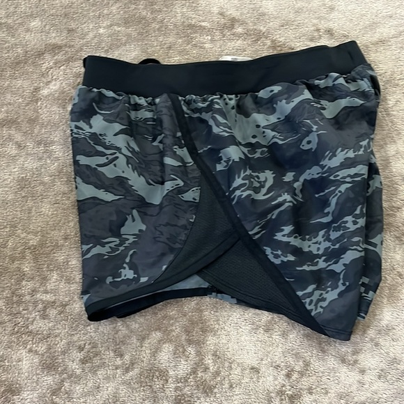 Under Armour Fly By 2.0Running Shorts with Reflective - Picture 5 of 7